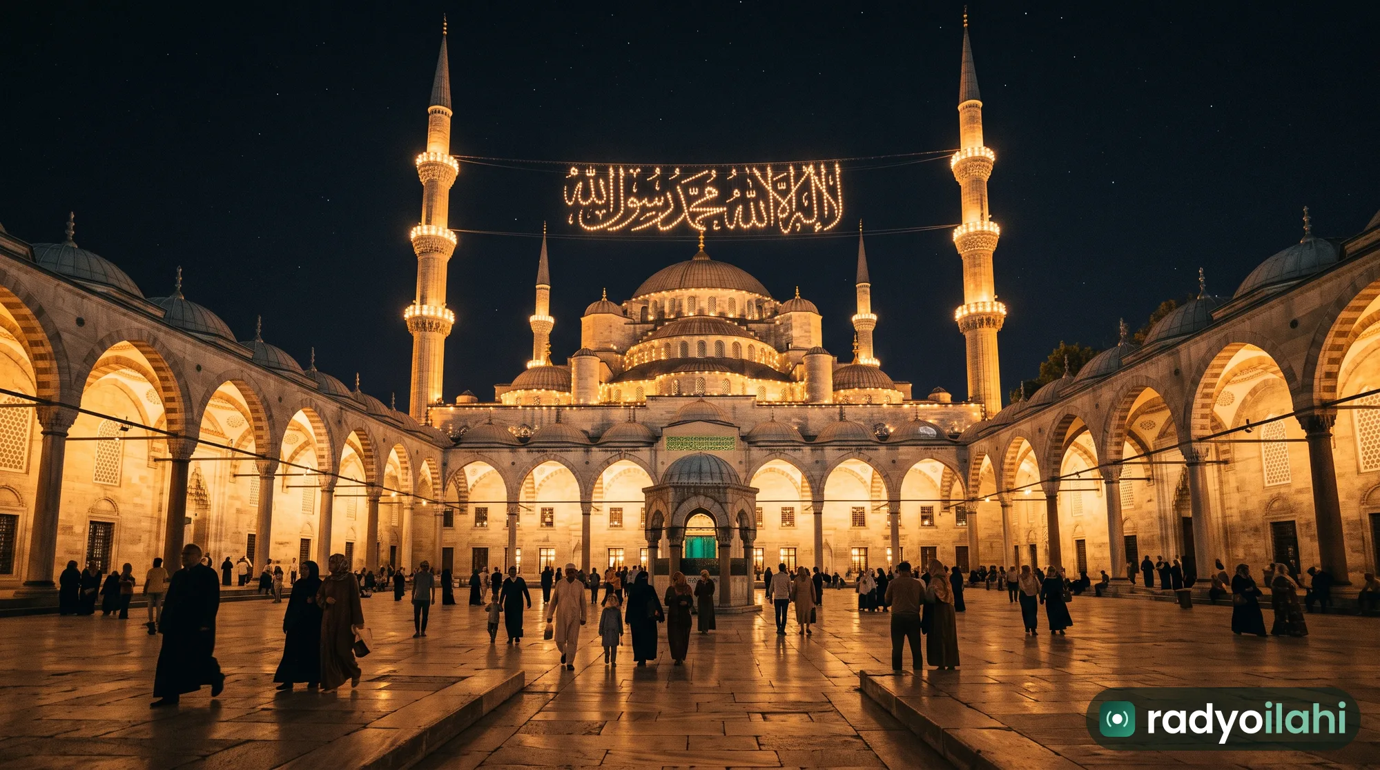 Kandil gecesinde mahya ve kandillerle aydınlatılmış selâtin camii