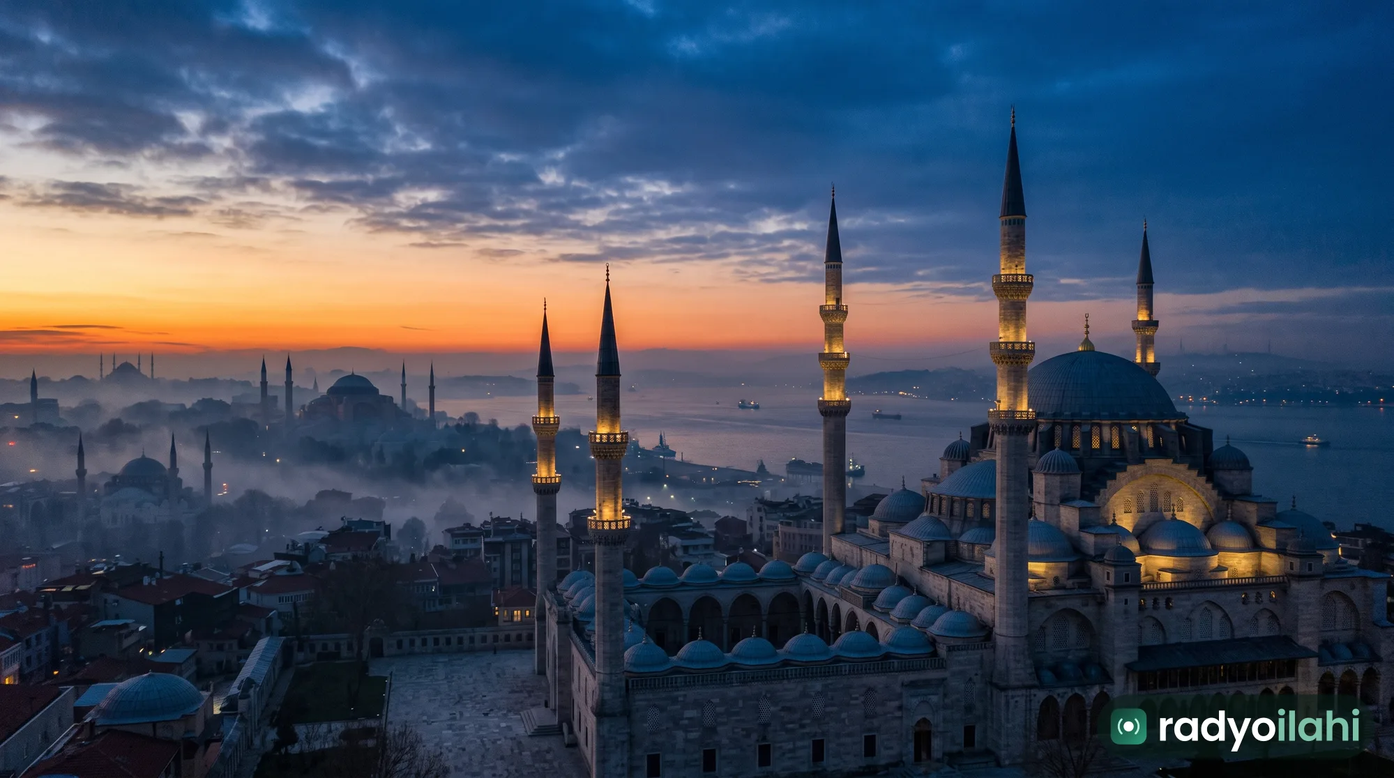 Şafakta İstanbul'da bir Osmanlı camisinin silueti